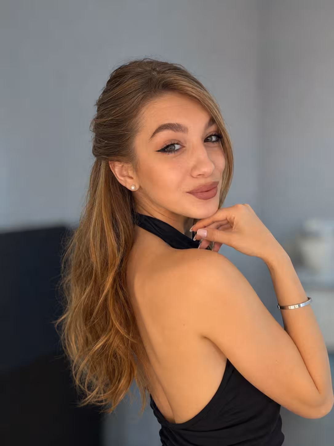 Kateryna 19 yo from Kyiv Ukraine I'm an awesome bride who needs my protector