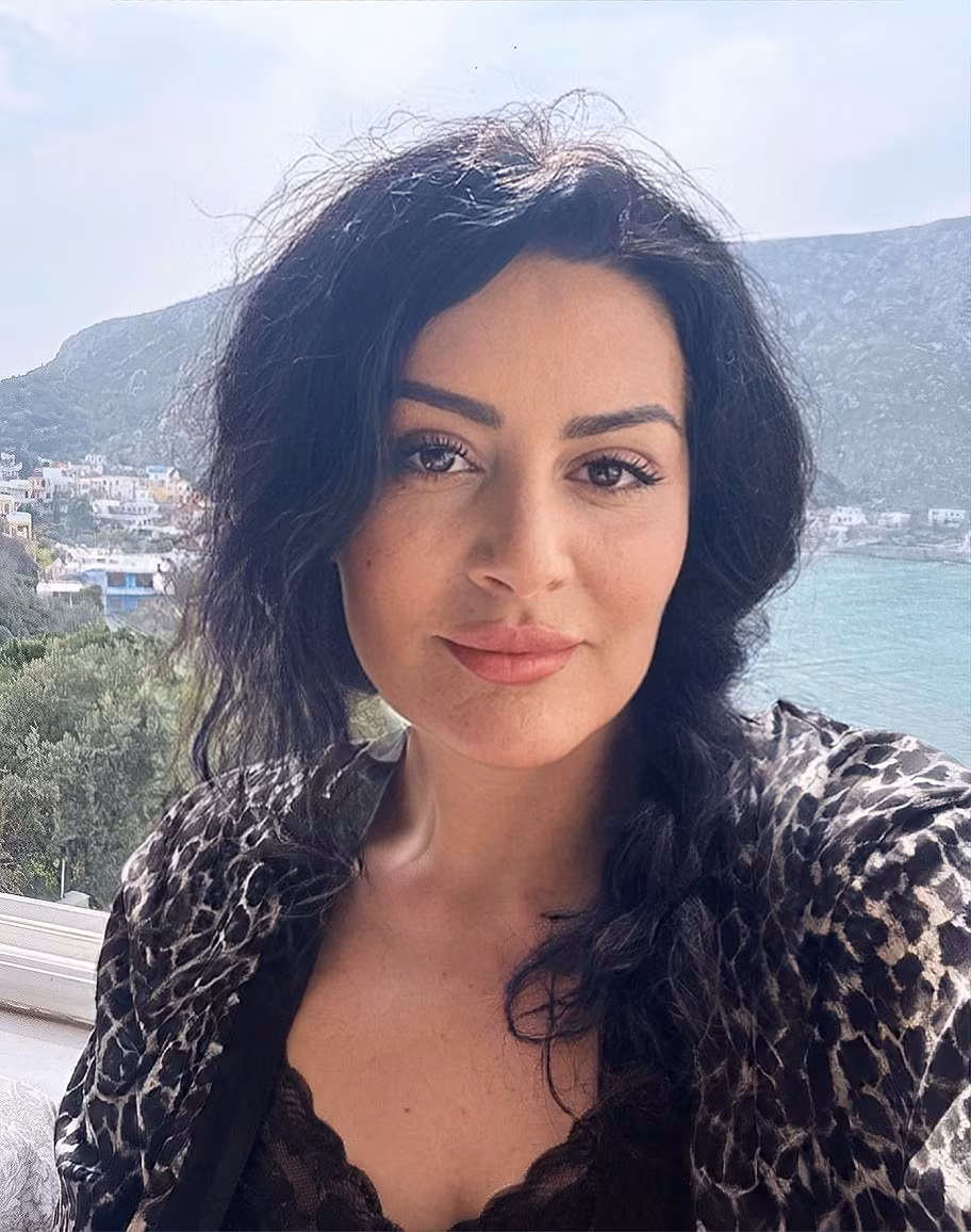 Marta 47 Athens Greece I'm a glowing bride wanting to find my protector forever